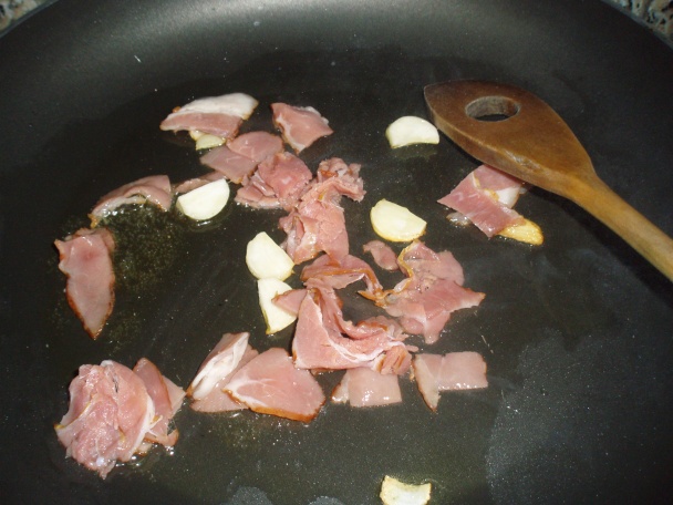 Špagety so slaninou a paradajkami - obrázok 1