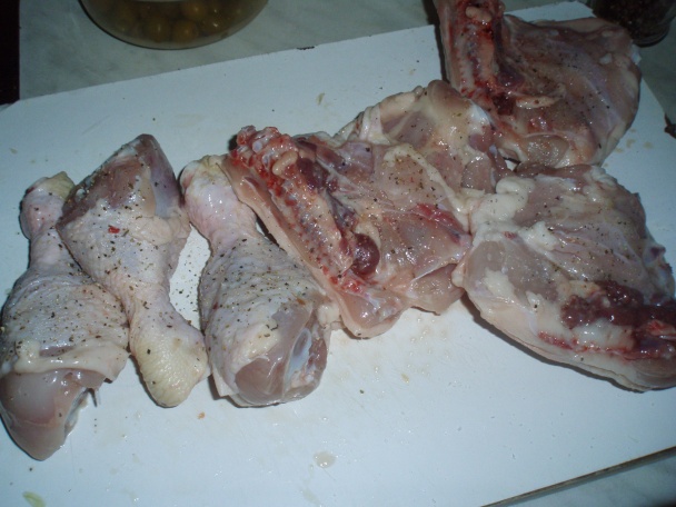 Kuracie stehná v paradajkovej omáčke s olivami - obrázok 1