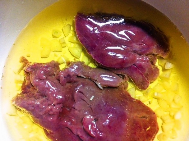 Pečeň z husokačky konfitovaná na cesnaku - obrázok 1