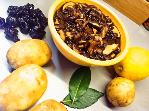 Hríbová so sušenými slivkami a citrónovou kôrou - obrázok 1