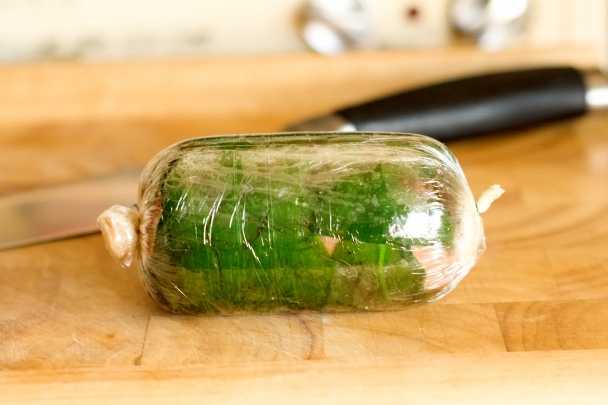 Bravčová panenka v listoch divého cesnaku - obrázok 3