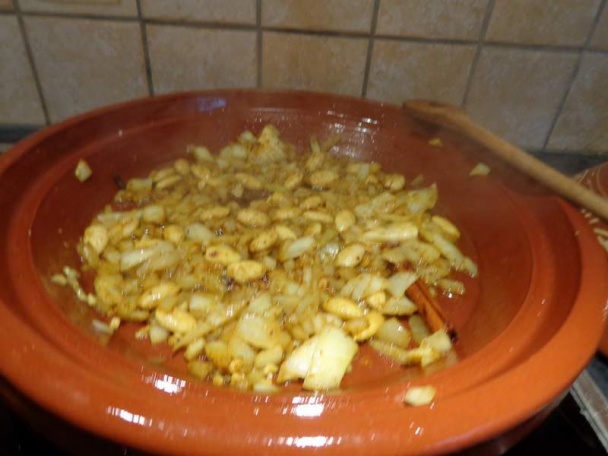 Tajine z kozľacieho mäsa so sušenými marhuľami,  slivkami a medom (fotorecept) - obrázok 4