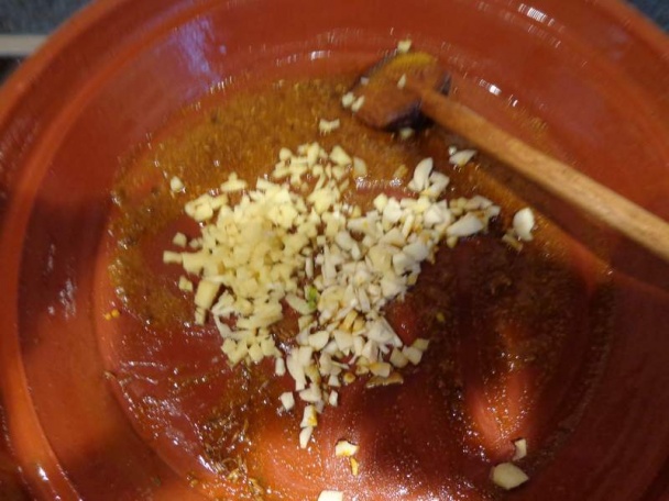 Tajine zo zimných druhov zeleniny a cíceru - obrázok 5