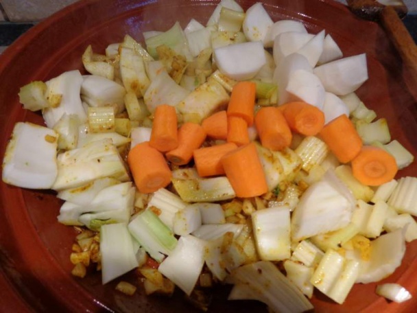 Tajine zo zimných druhov zeleniny a cíceru - obrázok 6