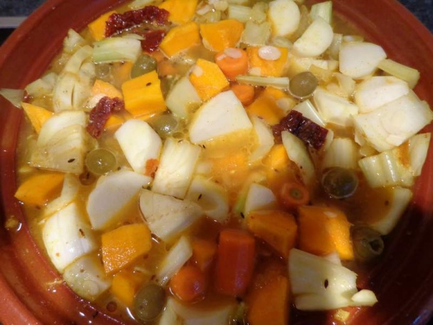 Tajine zo zimných druhov zeleniny a cíceru - obrázok 7