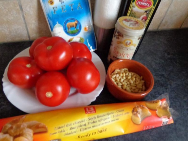 Slaný koláč s fetou, paradajkami a píniovými orieškami  - obrázok 1