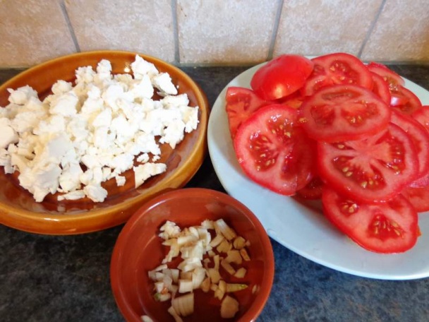 Slaný koláč s fetou, paradajkami a píniovými orieškami  - obrázok 2