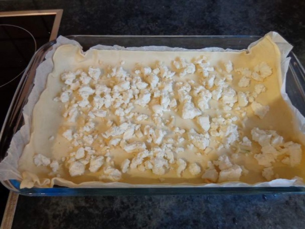 Slaný koláč s fetou, paradajkami a píniovými orieškami  - obrázok 3