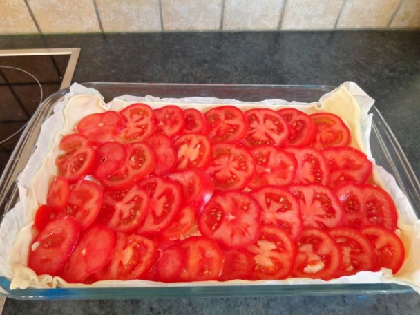 Slaný koláč s fetou, paradajkami a píniovými orieškami  - obrázok 4