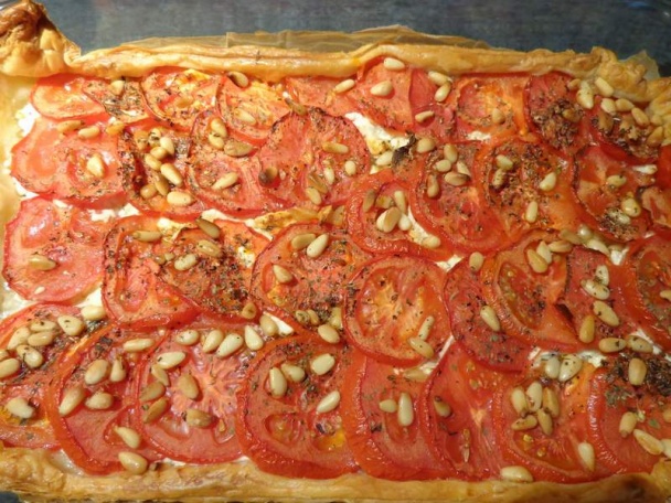 Slaný koláč s fetou, paradajkami a píniovými orieškami  - obrázok 5