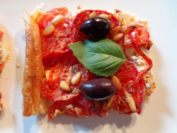 Slaný koláč s fetou, paradajkami a píniovými orieškami  - obrázok 6