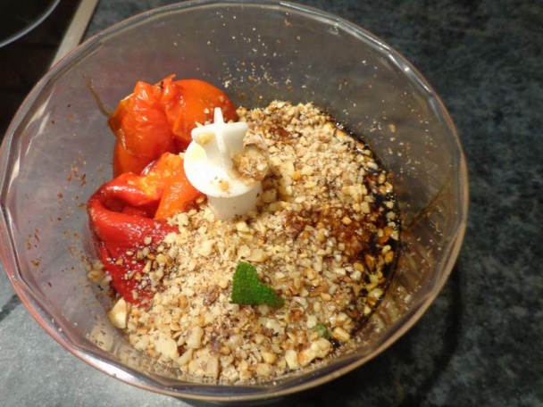 Muhammara - libanonská nátierka z pečenej papriky a orechov - obrázok 4