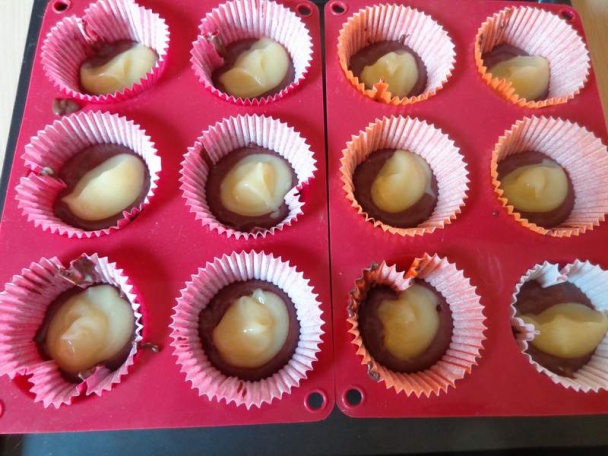 Čokoládové muffiny plnené lemon curdom - obrázok 5