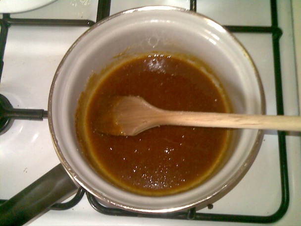 Karamelový koláč s marhuľami a smotanovou polevou (fotorecept) - obrázok 1