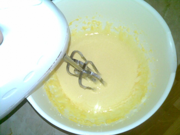 Karamelový koláč s marhuľami a smotanovou polevou (fotorecept) - obrázok 2