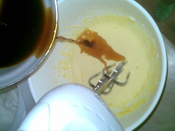 Karamelový koláč s marhuľami a smotanovou polevou (fotorecept) - obrázok 3