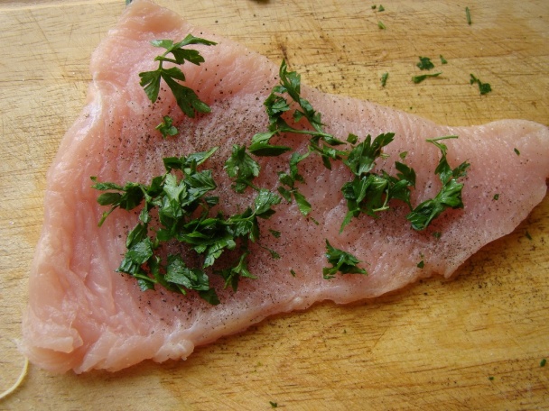 Kuracie prsia so syrom a šunkou pečené v schwardwaldskej šunke. - obrázok 1