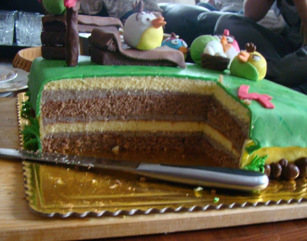 Gaštanová torta s angry birds figúrkami (fotorecept) - obrázok 11