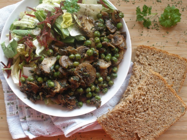 Šampiňóny s hráškom a medvedím cesnakom - obrázok 5