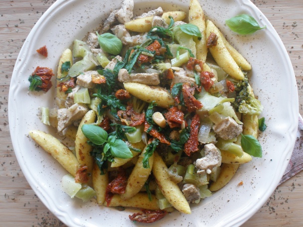 Šúľance s kuracím mäsom, brokolicou a sušenými paradajkami - obrázok 6