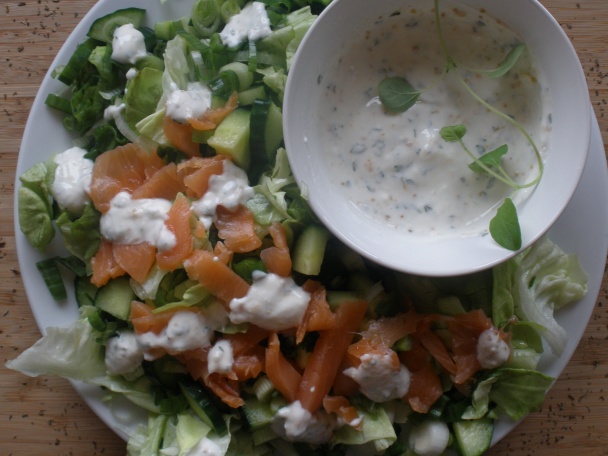 Údený losos na zelenom šaláte s jogurtovým dresingom - obrázok 5