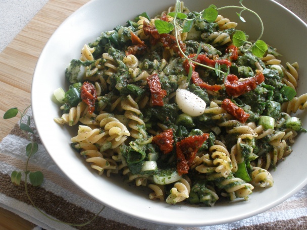 Špenátové fusilli s jarnou cibuľkou a syrom - obrázok 4