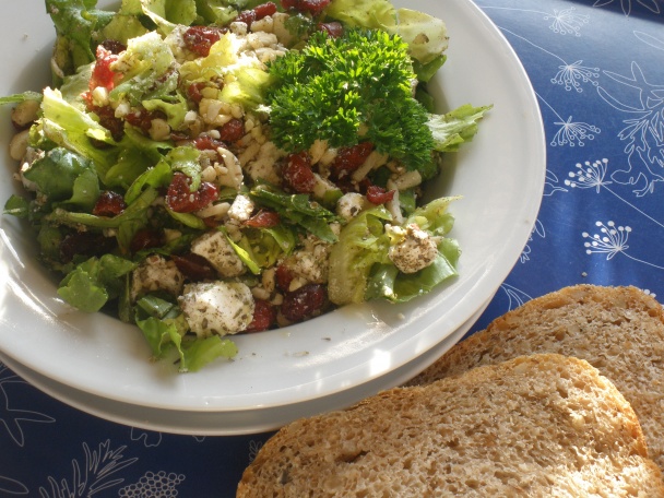 Šalát s brusnicami, slaným syrom a mandľami - obrázok 2