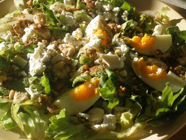 Šalát s vajíčkom, balkánskym syrom a orechmi - obrázok 4