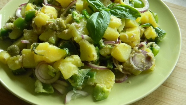 Zemiakový šalát s tuniakom, olivami a paprikou - obrázok 4