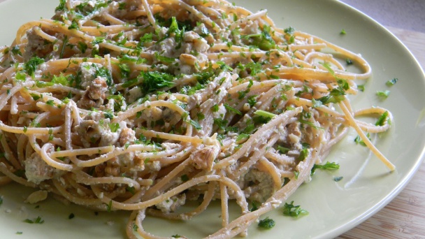 Špagety s orechami a omáčkou z parmezánu a tofu - obrázok 3