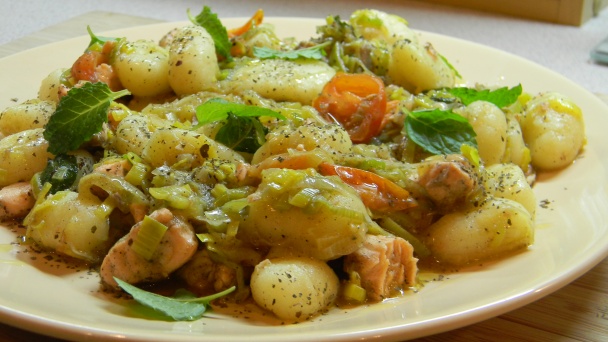 Gnocchi s lososom, čerstvou mätou a paradajkami - obrázok 3