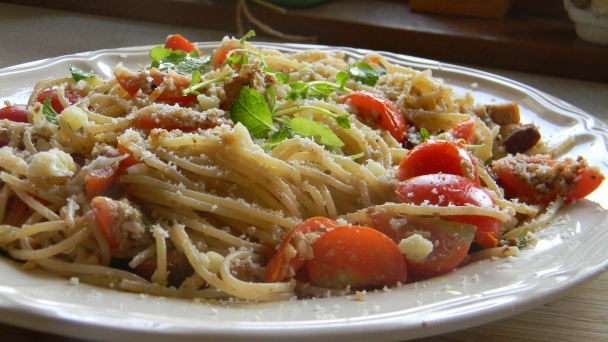 Špagety s cherry paradajkami, orechmi a pecorinom - obrázok 4