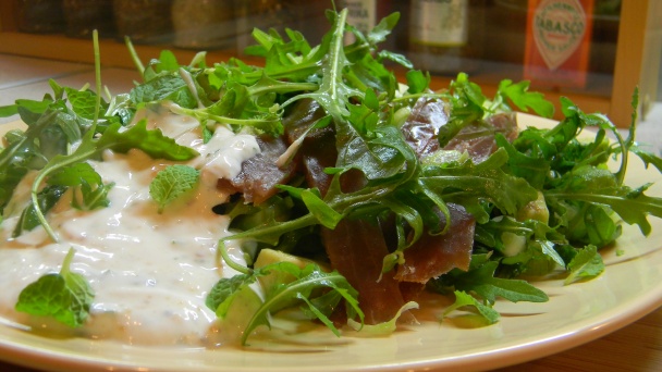 Rukolový šalát s údeným tuniakom a avokádom - obrázok 3