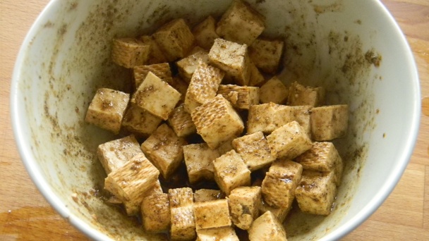 Dusené tofu s paradajkou, paprikou a bylinkami (fotorecept) - obrázok 1