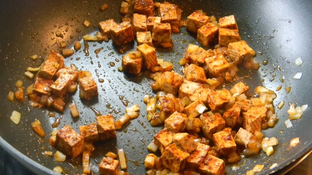 Dusené tofu s paradajkou, paprikou a bylinkami (fotorecept) - obrázok 2