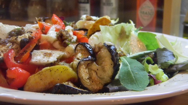 Šalát z pečených zemiakov, baklažánu a papriky s mozzarellou - obrázok 4