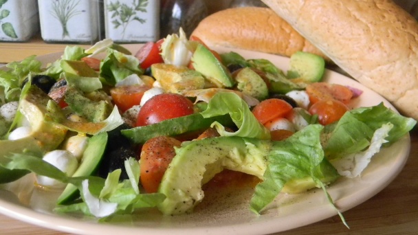 Šalát s avokádom a perličkovou mozzarellou - obrázok 3