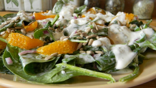 Špenátový šalát s pomarančom a jogurtovo-syrovým dressingom - obrázok 3