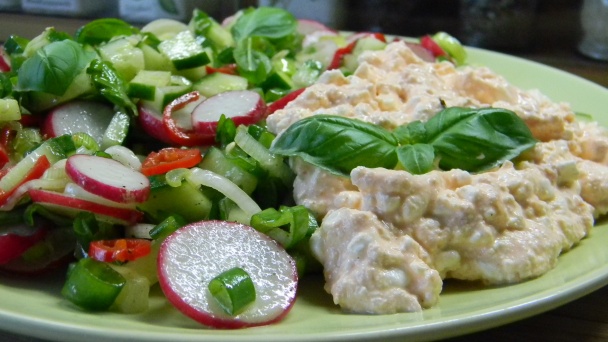 Jarný zeleninový šalát s cottage cheese - obrázok 3