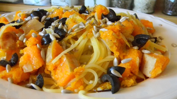 Špagety s pečenou tekvicou a olivami - obrázok 3