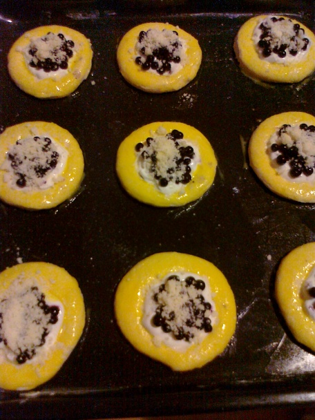 Kysnuté koláče s tvarohom, čučoriedkami a čučoriedkovou šľahačkou - obrázok 2