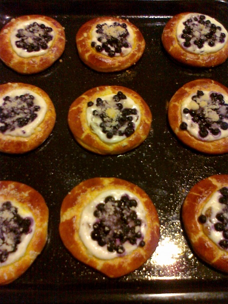 Kysnuté koláče s tvarohom, čučoriedkami a čučoriedkovou šľahačkou - obrázok 3