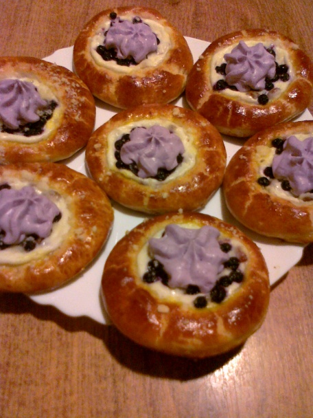 Kysnuté koláče s tvarohom, čučoriedkami a čučoriedkovou šľahačkou - obrázok 4