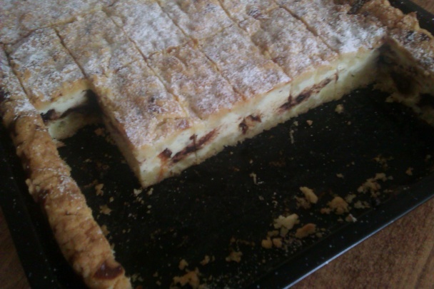 Tvarohový koláč s čokoládou a sušenými slivkami (fotorecept) - obrázok 6