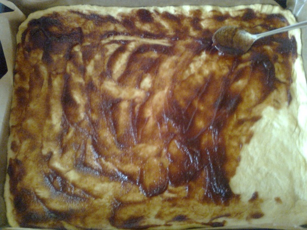 Svieži kysnutý koláč s marhuľami - obrázok 4