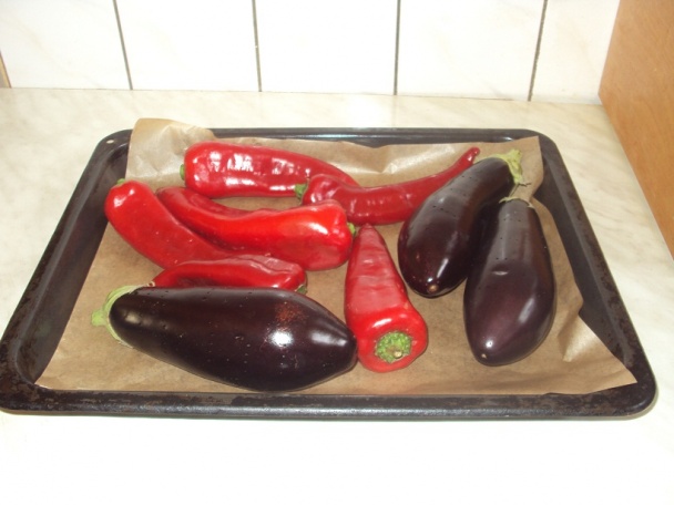 Šalát z pečených paprík a pečeného baklažánu - obrázok 1