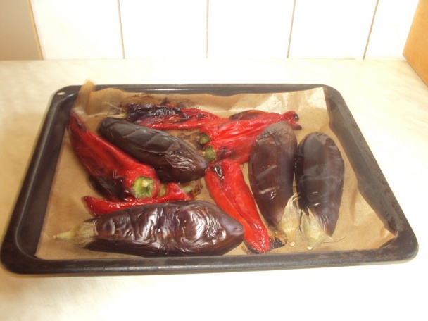 Šalát z pečených paprík a pečeného baklažánu - obrázok 2