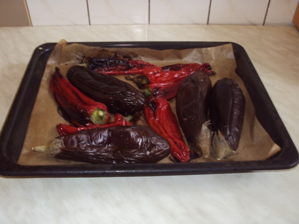 Šalát z pečených paprík a pečeného baklažánu - obrázok 4