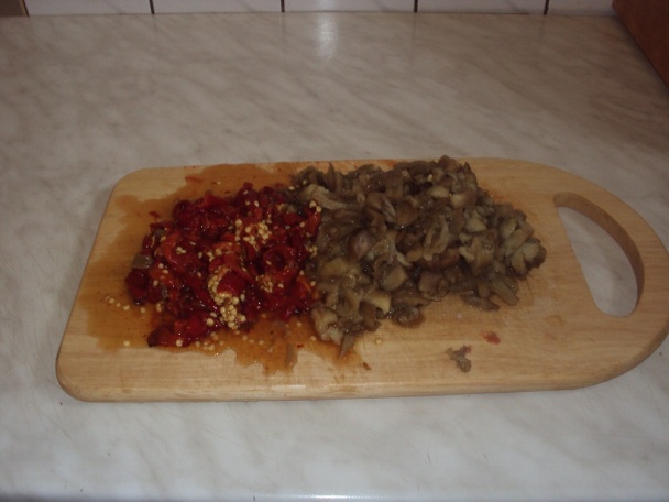 Šalát z pečených paprík a pečeného baklažánu - obrázok 6