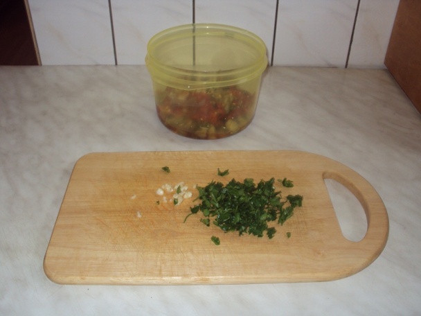 Šalát z pečených paprík a pečeného baklažánu - obrázok 7